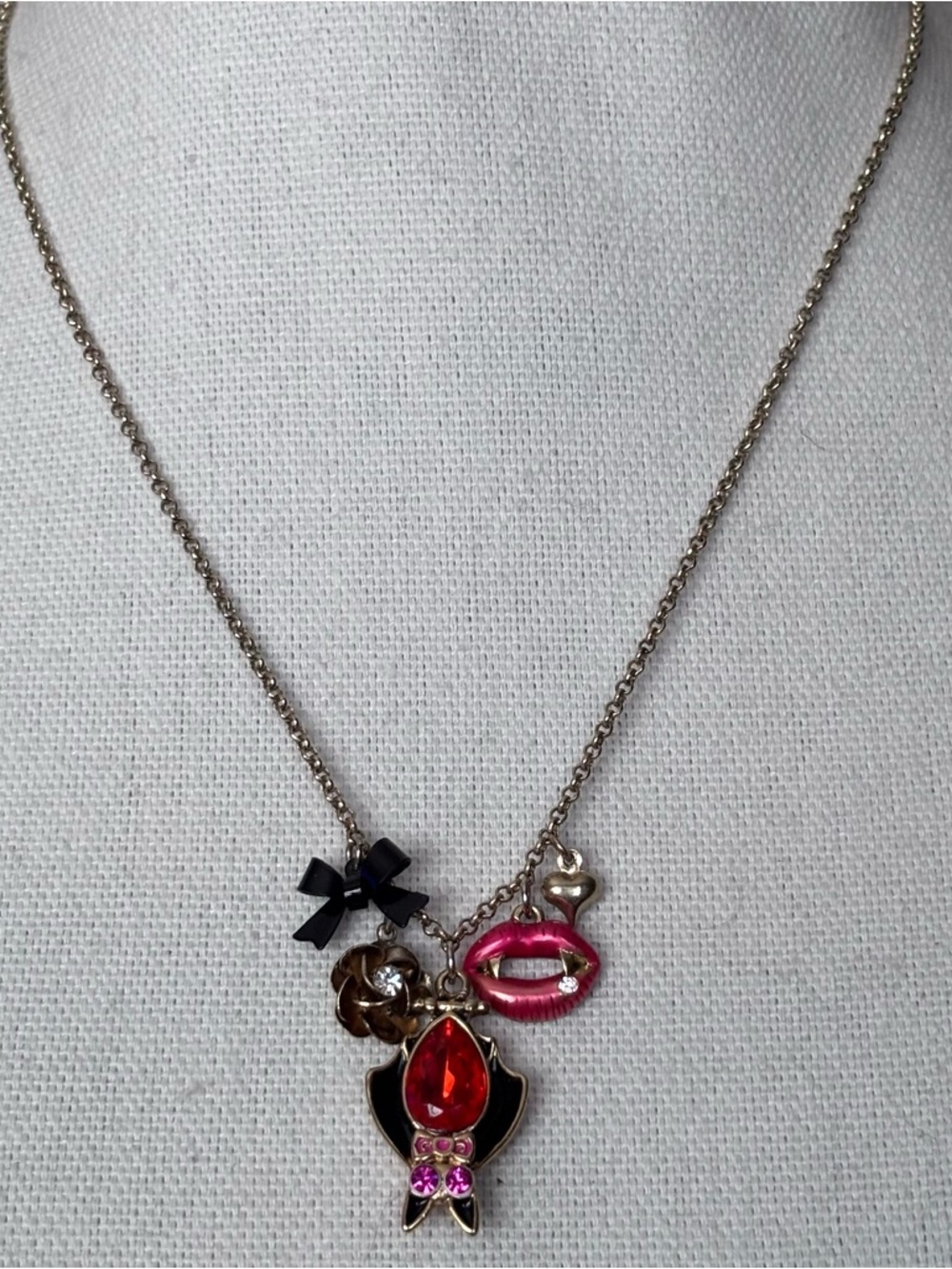 🌼Vintage Betsey Johnson “The Bite” Necklace - Picture 6 of 7